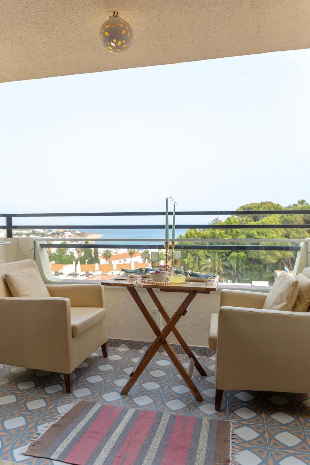Ocean Glimpse Apartment